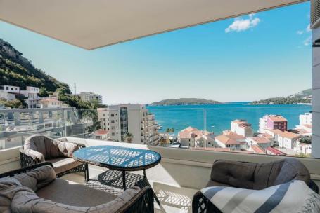 Apartment with 3 bedrooms in Rafailovici