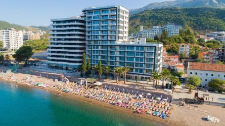 Apartment in a new complex on the 1st line in Rafailovici