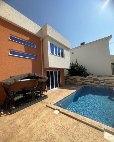 New three-storey villa with a swimming pool in Dobra Voda, Bar