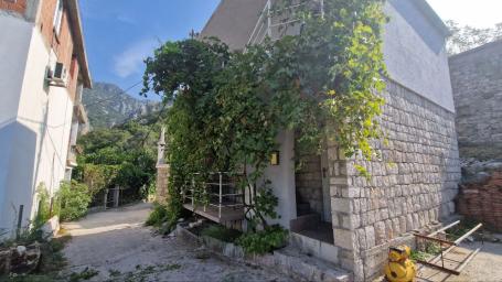 Inexpensive two-story house with two studios in Sutomore