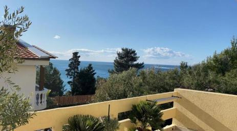 Villa with shady green area and excellent panoramic views of the Adriatic Sea