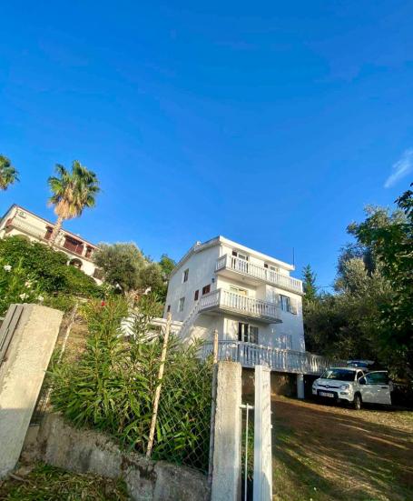 House with sea views, 8 minutes walk to the beach in Dobry Vody. 