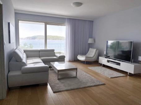 Apartment with 3 bedrooms on the 1st line of the sea in Rafailovici