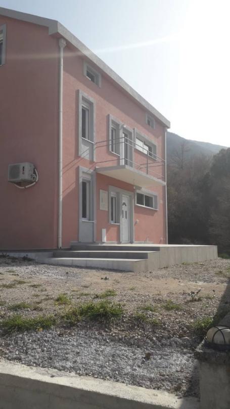 Three-storey house in Sutomore
