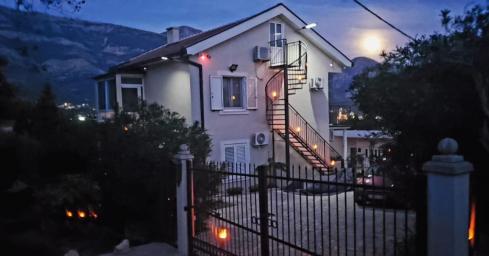 Operating mini-hotel for 4 apartments with a swimming pool, sauna, parking for 6 cars