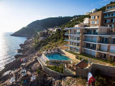 High-income apartments on the 1st line of the sea in the complex