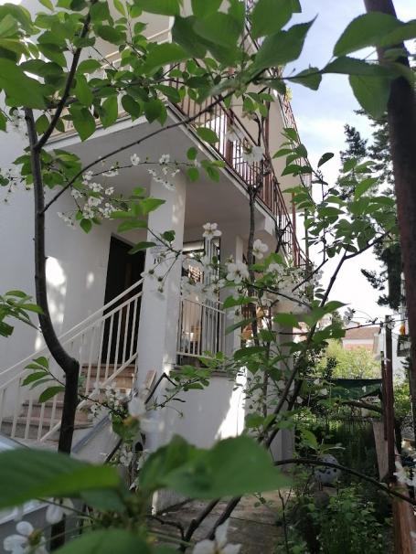 Legal four-story townhouse with a plot in Utekha. 