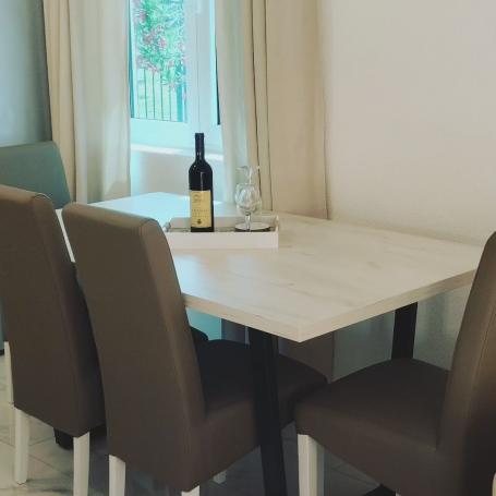 Three-apartment house with a plot in Dobra Voda. 