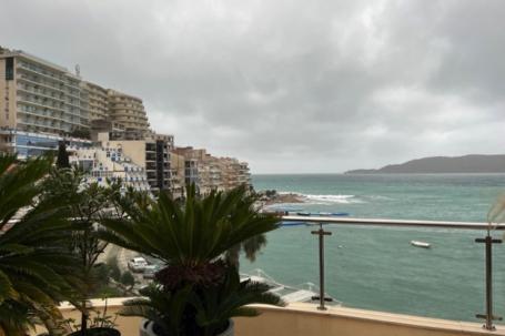 Penthouse on the first line of the sea