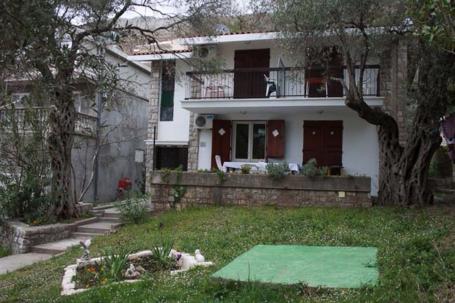 Cozy house in Petrovac in an olive grove 150 meters from the sea