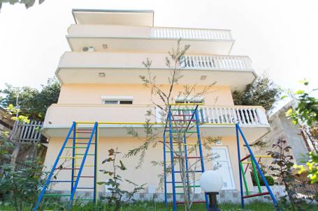 Bright spacious three-story house in Utekha