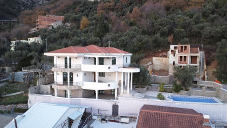 Sale of a villa with a swimming pool in Petrovac