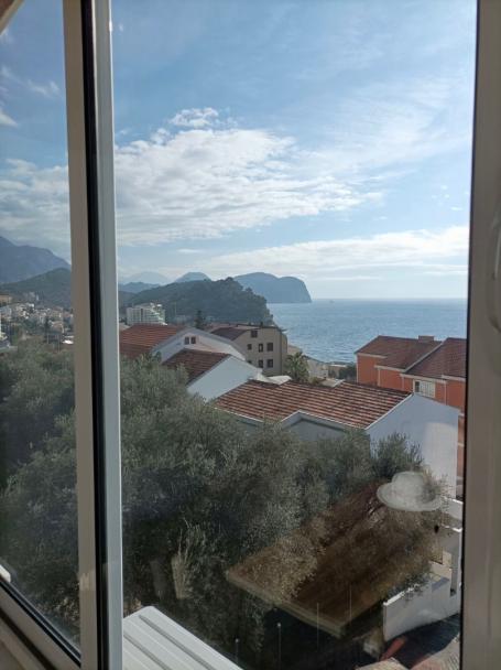 Two duplex apartments in Petrovac with sea views. 