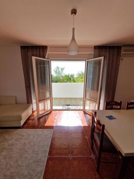 Apartment with 3 bedrooms and a private green courtyard overlooking the sea in Petrovac
