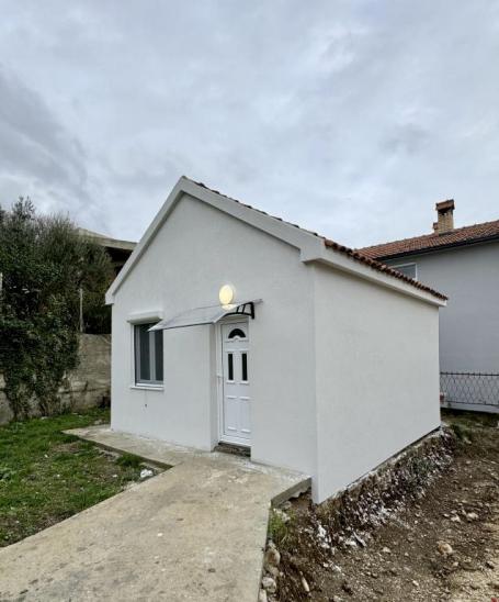 A cozy, small house in Bar not far from the sea. 
