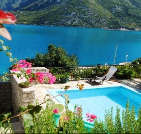 Spacious ground floor apartment with separate entrance and private pool in Kostanjica