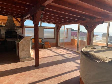 Apartment in Petrovac with a large terrace and sea views. 