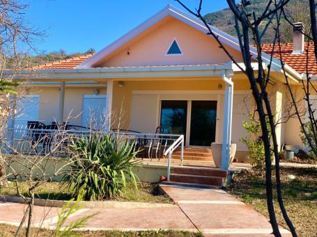 Villa with pool and guest house in Bar