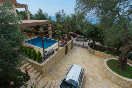 Family villa with pool and sauna in Ratac, Bar