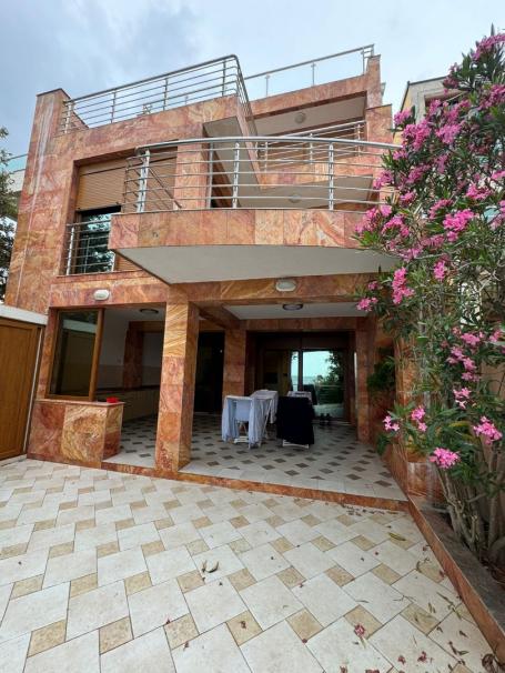 Frontline villa in Uteha - €750,000