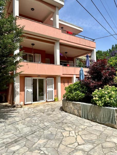 House with a large garden in Utekha
