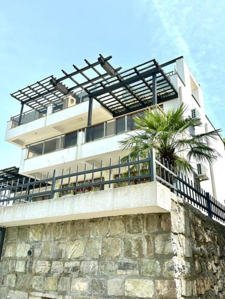 House with sea views and a swimming pool on Utekha
