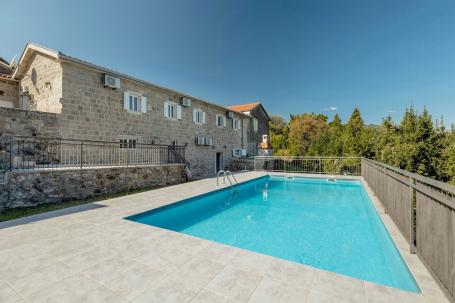 Qualitatively restored stone house with a swimming pool and panoramic views of the bay in Zabrje, Lu