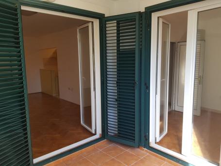 We offer for sale a one-bedroom apartment in Petrovac. 