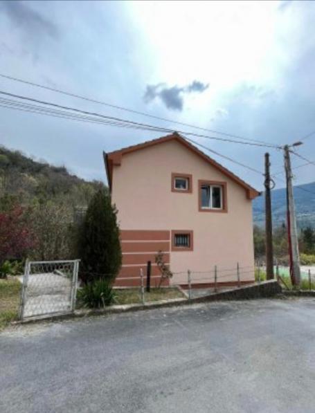 Two-room house located in a cozy and quiet location in the Bijela area. 