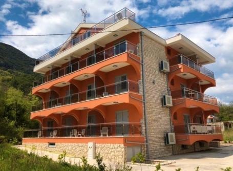 House for sale with apartments in Herceg Novi, Sutorina