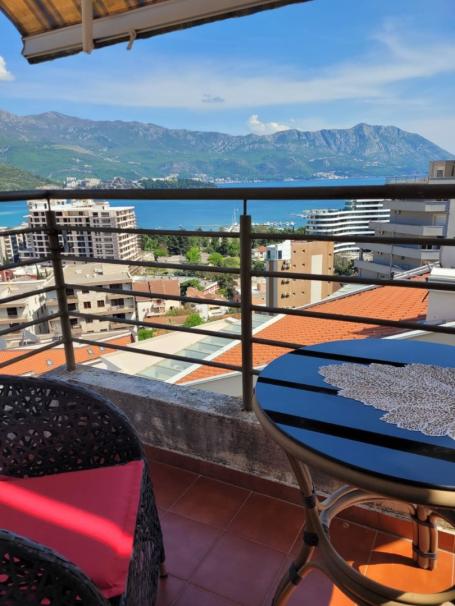 Apartment in Budva on the fourth floor with sea views