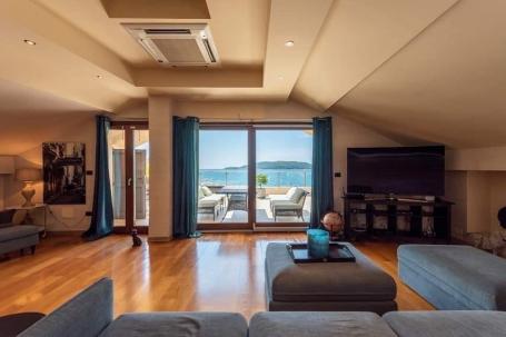 Penthouse on the 1st line in Rafailovici with sea view
