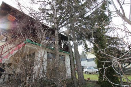 Vikendica-Odličan Položaj, na asfaltu, okružena borovima. 