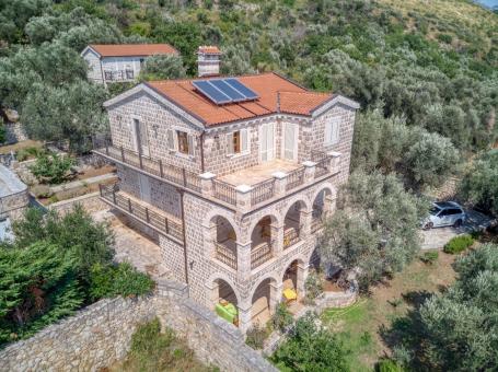 Ekskluzivna vila od kamena sa velikim imanjem i panoramskim pogledom – Reževići