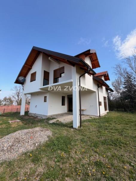 NOVOIZGRAĐENA VIKEND KUĆA NA PROSTRANOM PLACU – Čortanovci