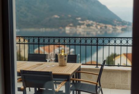 PRODAJE SE luksuzan penthouse sa bazenom i pogledom na more, Dobrota – Kotor