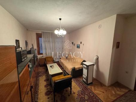 Odlična lokacija, dve kuće na placu, uknjižene ID#1230