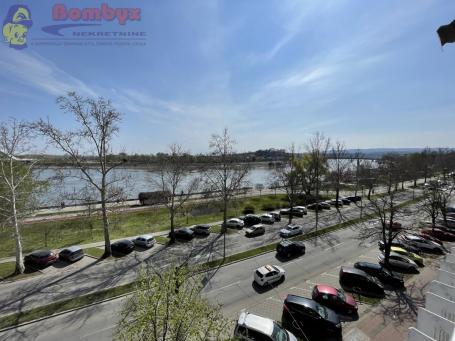 Trosoban stan 71 na Keju pogled na Dunav PRODAJE SE