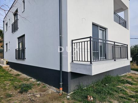 OTOK RAB, BANJOL - Stan u prizemlju novogradnje s okućnicom 