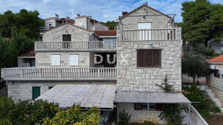 OTOK BRAČ, SUMARTIN - Apartmanska kuća u kamenu s garažom 2. red do mora
