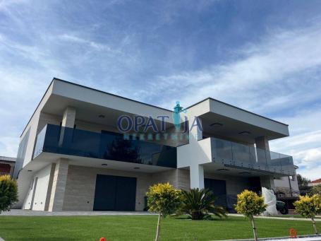 Apartman E2, vrt, južna orijentacija, 450m od mora