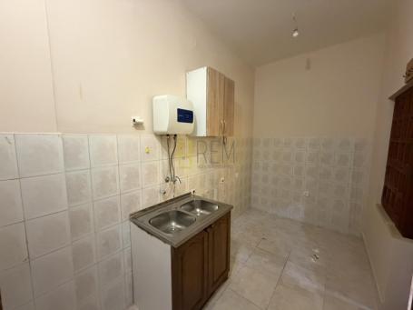 Izdavanje- nenamjesten dvosoban stan, Centar