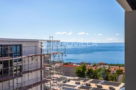 Makarska, dvosoban stan s garažnim mjestom u luksuznoj novogradnji s bazenom