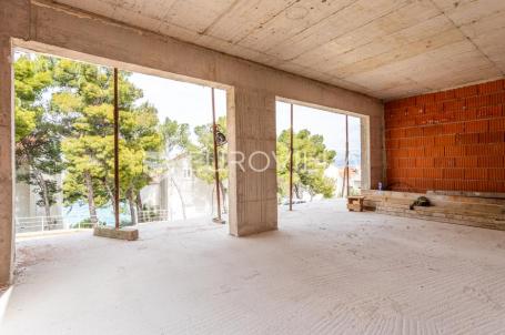 Brač, Sutivan, vila s dvije stambene jedinice, treći red do mora
