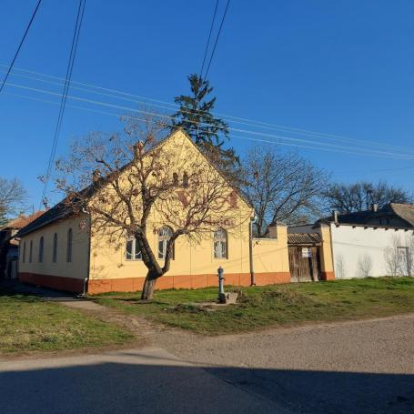 Srbobran, Lepa salonska kuća sa posebnim lokalom