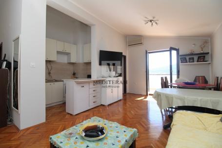 Herceg Novi – Baošići, dvosoban stan površine 60m2 na prvoj liniji do mora. 