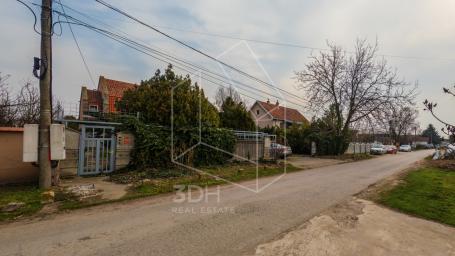 Borča, uknjižena građevinska parcela 15, 63 ari
