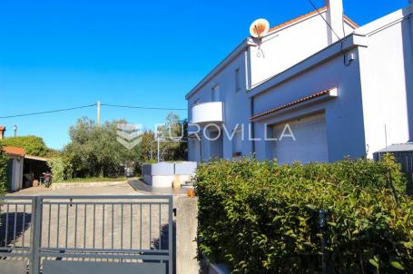 Zadar, Bokanjac, prostrana kuća površine 376 m² s velikim potencijalom