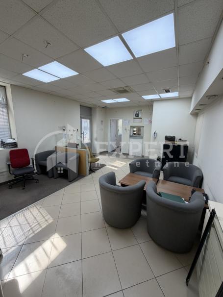 Izdaje se odličan poslovni prostor u centru Niša, 140m2