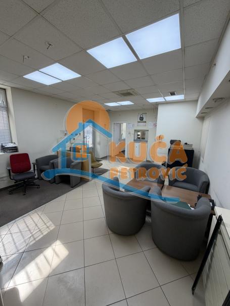 Izdaje se odličan poslovni prostor u centru Niša, 140m2